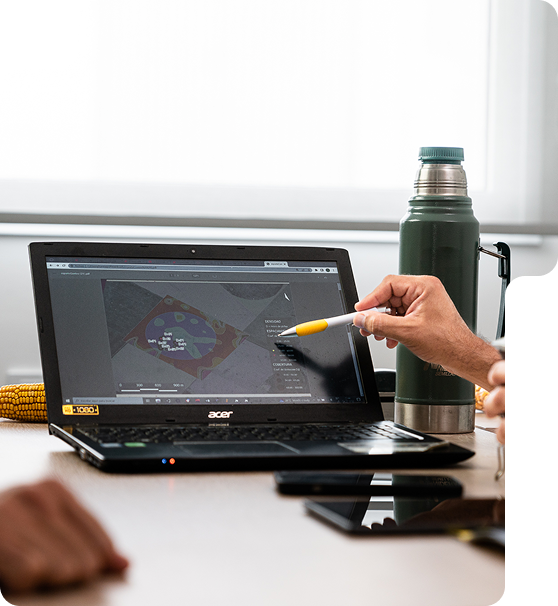 Persona analizando datos en laptop