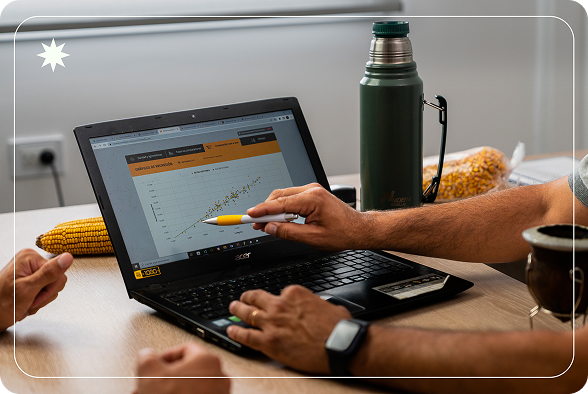 Persona analizando datos en laptop